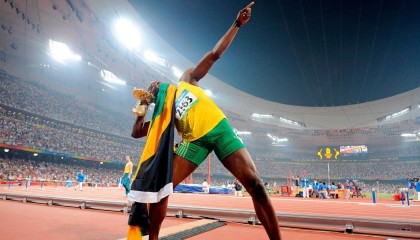 开云体育下载-快攻反击节奏快，防守布局冷静，快攻防守人犯规