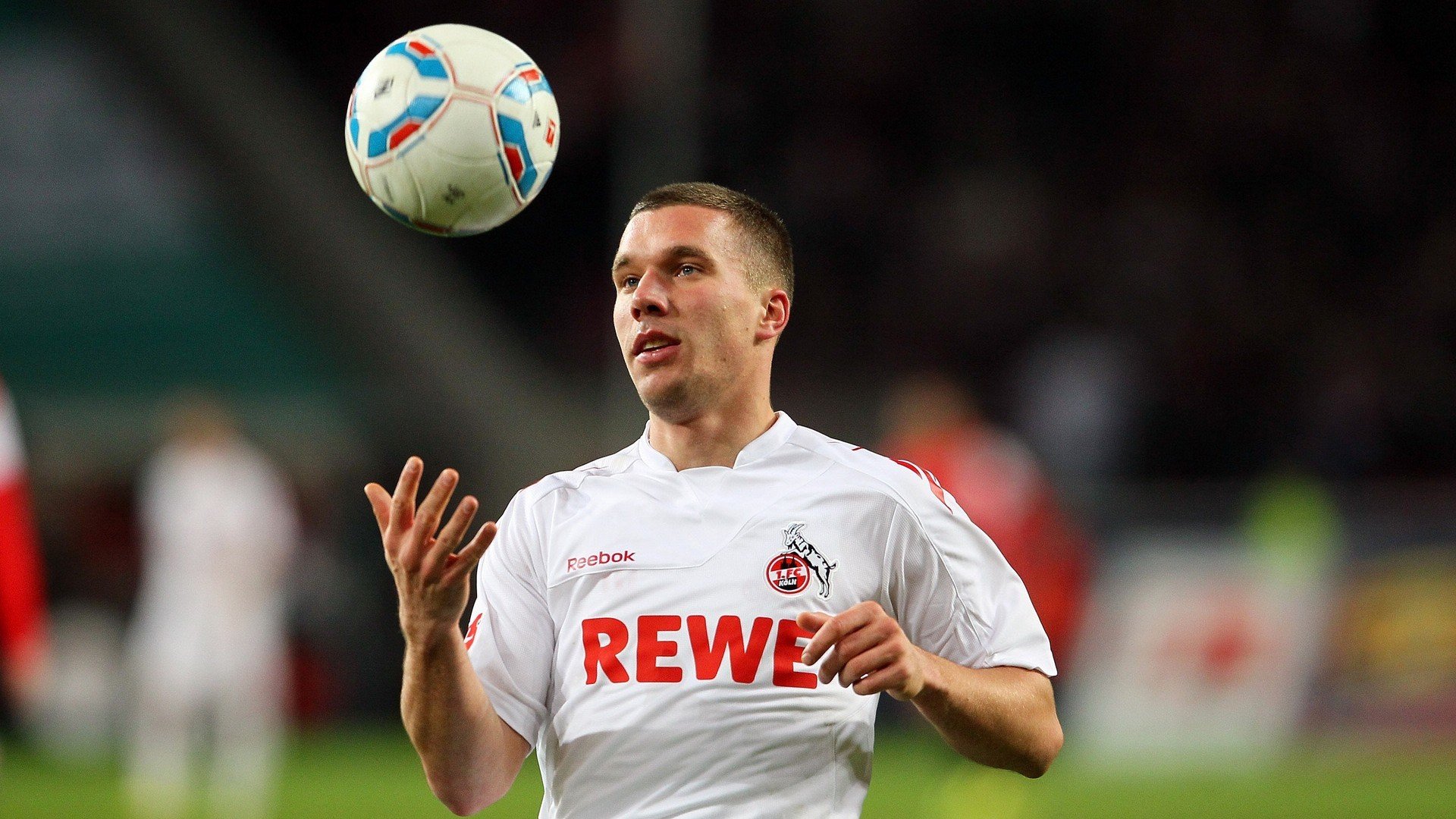 体育新闻中心通告暑期青少年体能培训课程信息，青少年体能训练营海报